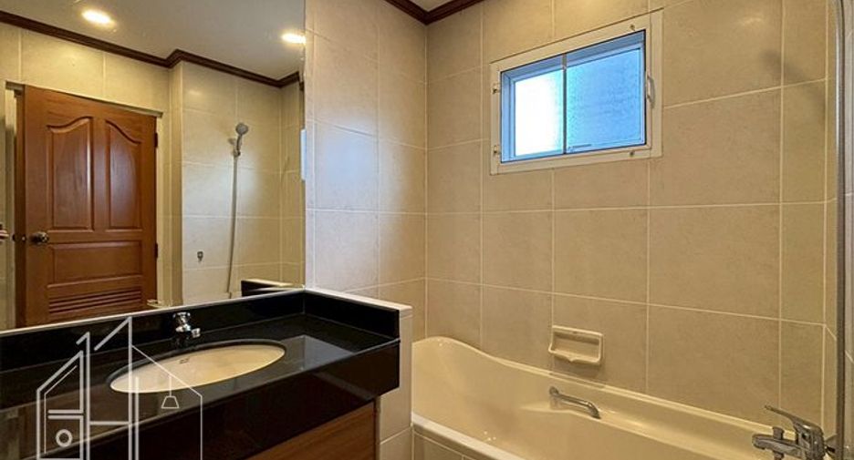 For rent 3 bedrooms condo in Watthana, Bangkok