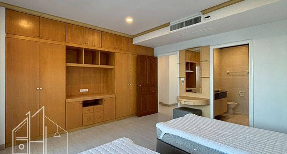 For rent 3 bedrooms condo in Watthana, Bangkok