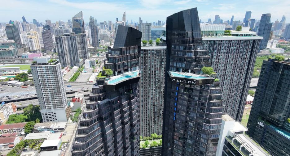 For sale 2 bedrooms condo in Huai Khwang, Bangkok