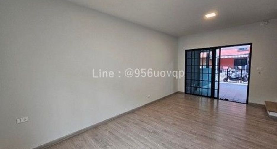 Casa adosada en venta de 3 habitaciones en Bang Phli, Samut Prakan