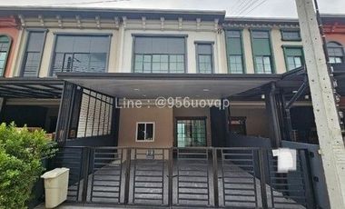 Casa adosada en venta de 3 habitaciones en Bang Phli, Samut Prakan