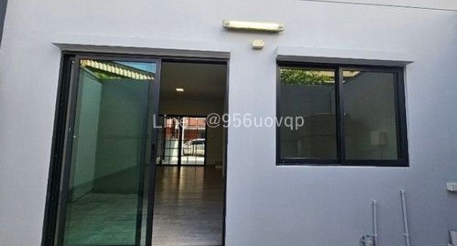 Casa adosada en venta de 3 habitaciones en Bang Phli, Samut Prakan