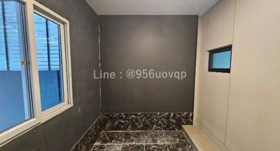 Casa adosada en venta de 3 habitaciones en Bang Phli, Samut Prakan