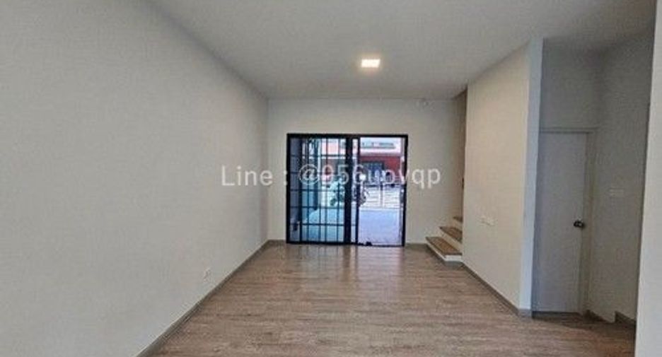 Casa adosada en venta de 3 habitaciones en Bang Phli, Samut Prakan