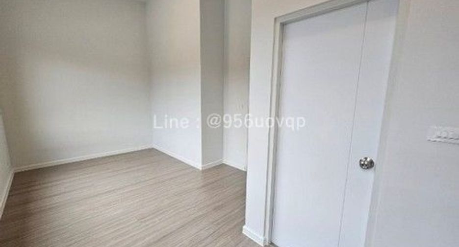 Casa adosada en venta de 3 habitaciones en Bang Phli, Samut Prakan