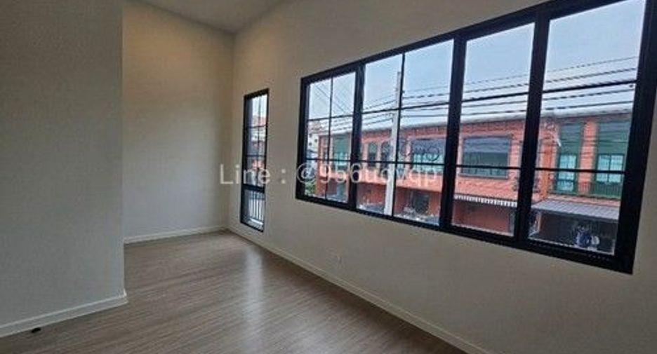 Casa adosada en venta de 3 habitaciones en Bang Phli, Samut Prakan