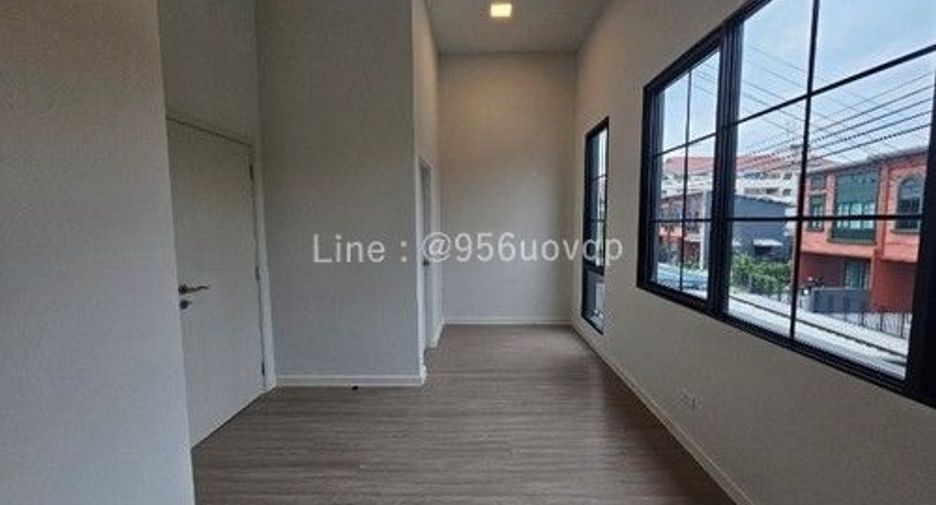 Casa adosada en venta de 3 habitaciones en Bang Phli, Samut Prakan