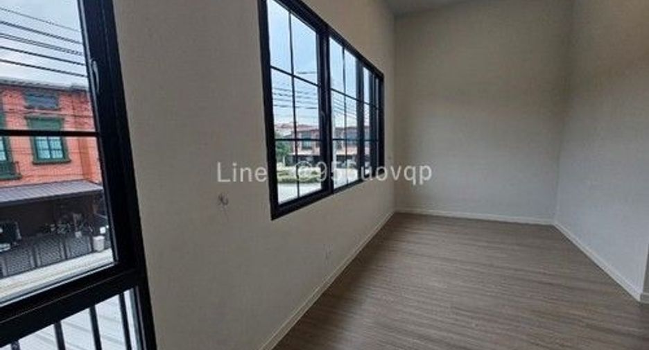 Casa adosada en venta de 3 habitaciones en Bang Phli, Samut Prakan
