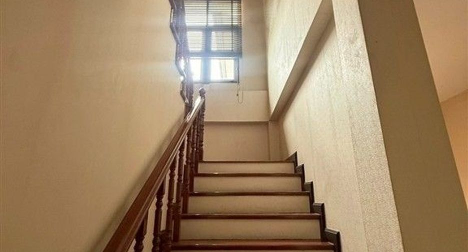 For sale 4 bedrooms house in Sam Phran, Nakhon Pathom