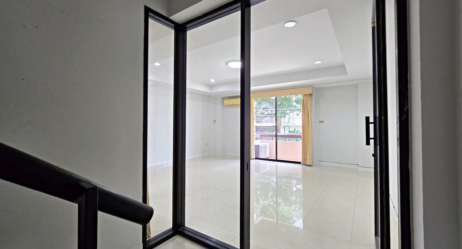 Gewerbefläche zur Miete mit 3 Zimmer in Central Pattaya, Pattaya