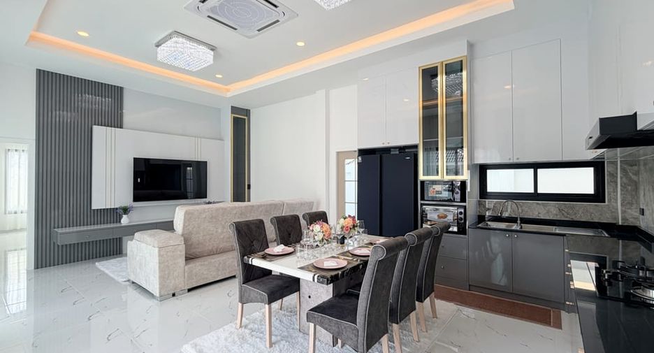 For sale 4 bedrooms villa in East Pattaya, Pattaya