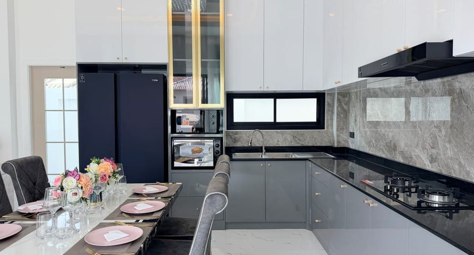 For sale 4 bedrooms villa in East Pattaya, Pattaya