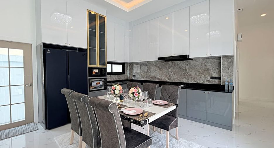For sale 4 bedrooms villa in East Pattaya, Pattaya