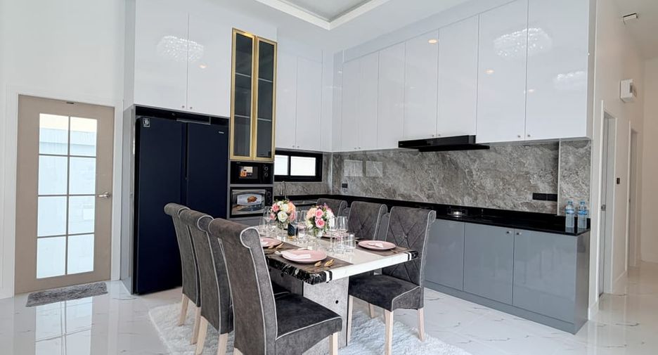 For sale 4 bedrooms villa in East Pattaya, Pattaya