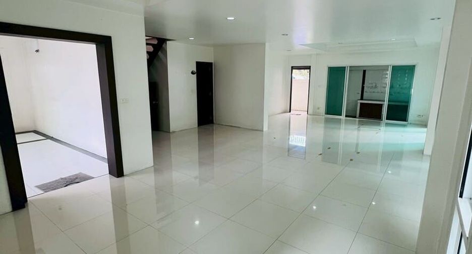 For sale 4 bedrooms house in Mueang Nonthaburi, Nonthaburi