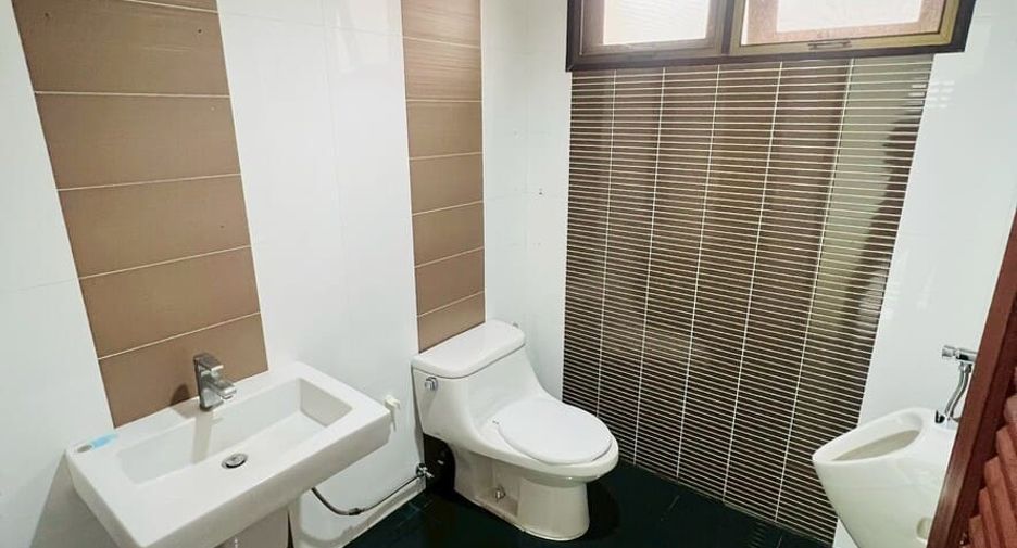 For sale 4 bedrooms house in Mueang Nonthaburi, Nonthaburi