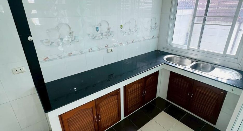 For sale 4 bedrooms house in Mueang Nonthaburi, Nonthaburi