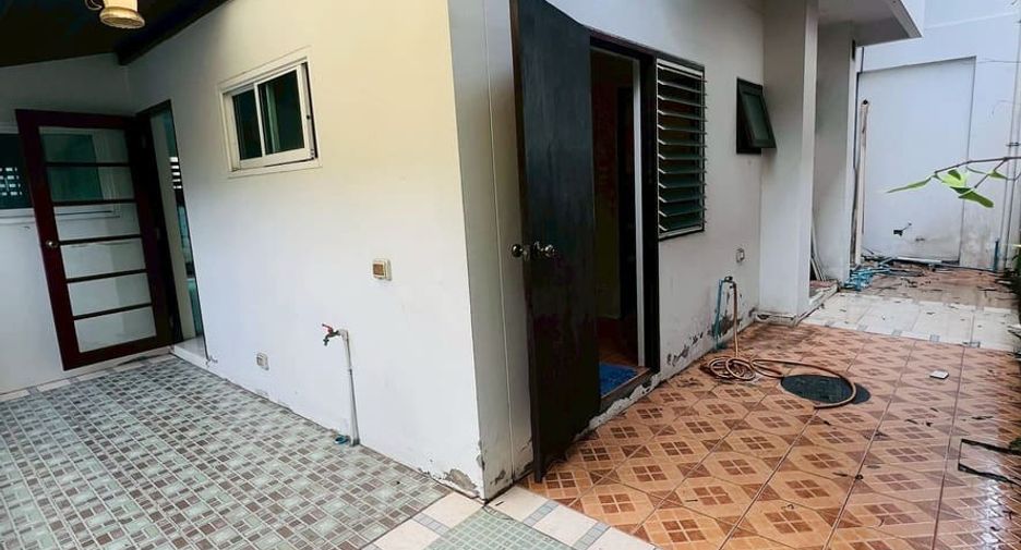 For sale 4 bedrooms house in Mueang Nonthaburi, Nonthaburi