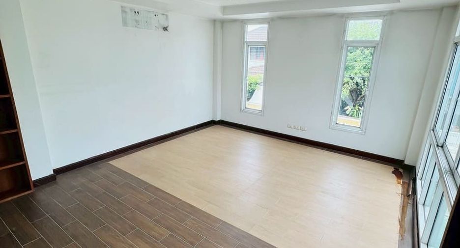 For sale 4 bedrooms house in Mueang Nonthaburi, Nonthaburi