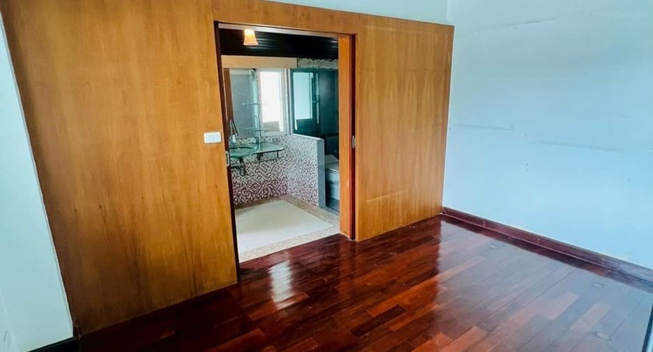 For sale 4 bedrooms house in Mueang Nonthaburi, Nonthaburi