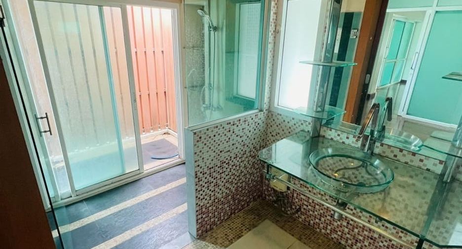 For sale 4 bedrooms house in Mueang Nonthaburi, Nonthaburi