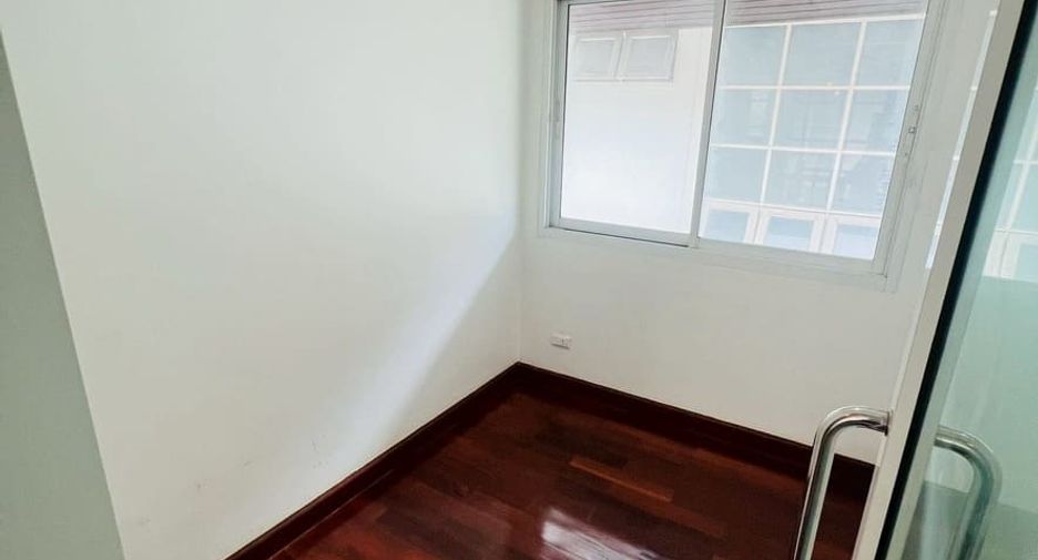 For sale 4 bedrooms house in Mueang Nonthaburi, Nonthaburi