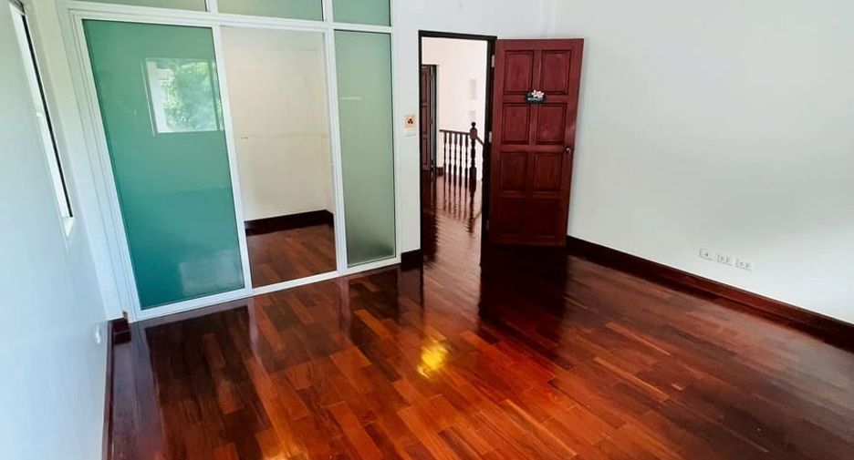 For sale 4 bedrooms house in Mueang Nonthaburi, Nonthaburi