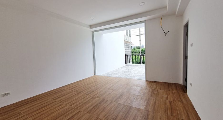 For rent and for sale 4 bedrooms house in Jomtien, Pattaya