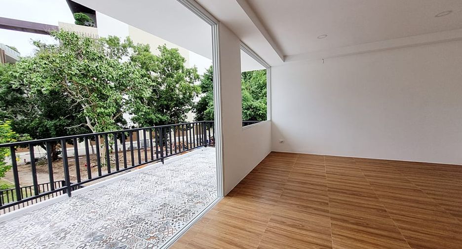 For rent and for sale 4 bedrooms house in Jomtien, Pattaya