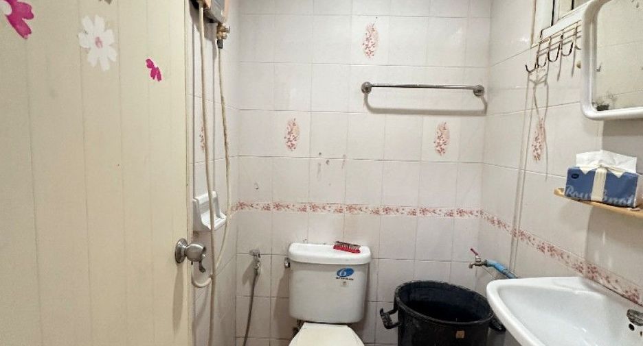 For sale 2 bedrooms townhouse in Mueang Samut Prakan, Samut Prakan