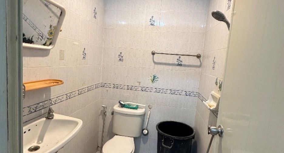 For sale 2 bedrooms townhouse in Mueang Samut Prakan, Samut Prakan