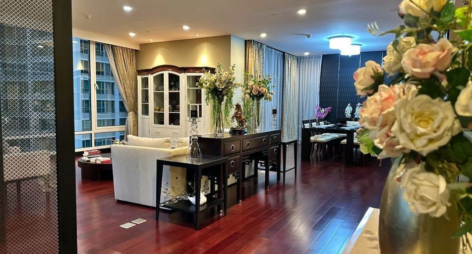 For rent 3 bedrooms condo in Pathum Wan, Bangkok