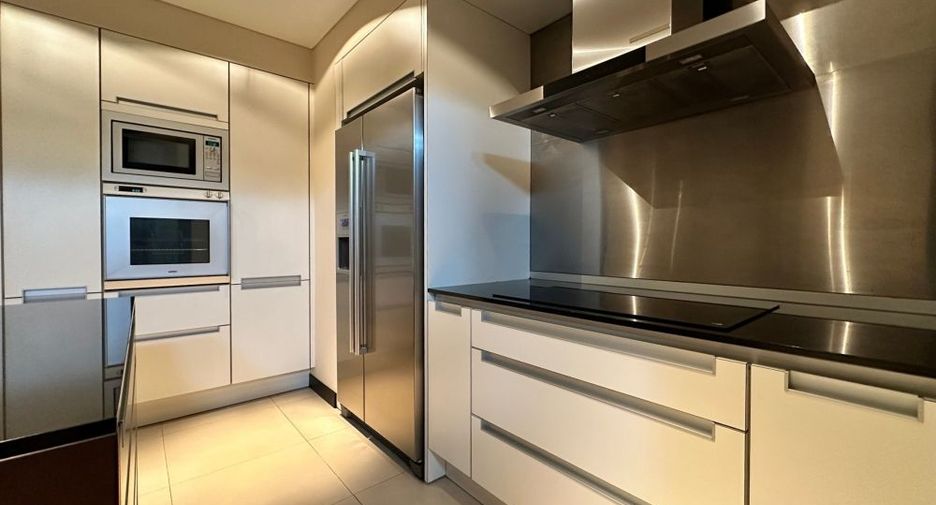 For rent 3 bedrooms condo in Pathum Wan, Bangkok