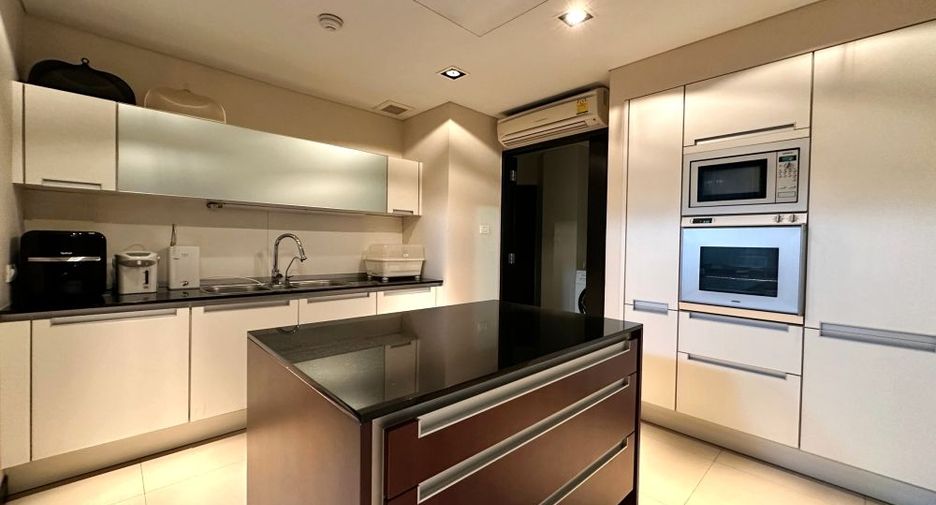 For rent 3 bedrooms condo in Pathum Wan, Bangkok