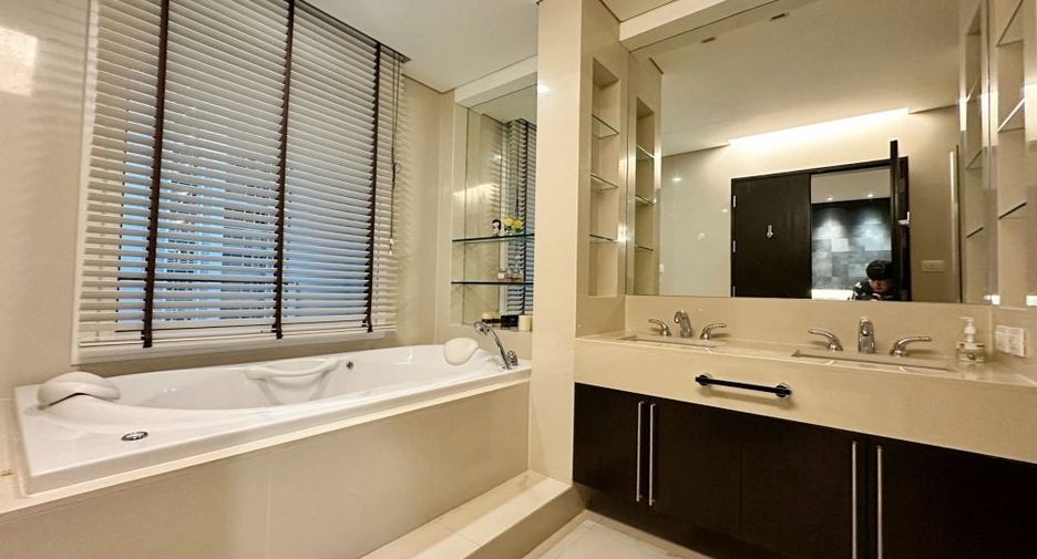 For rent 3 bedrooms condo in Pathum Wan, Bangkok