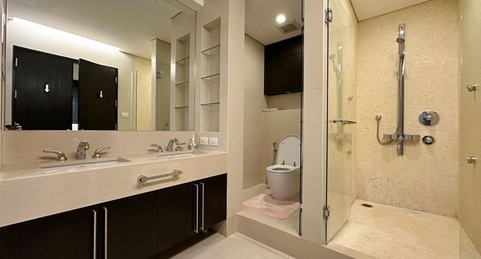 For rent 3 bedrooms condo in Pathum Wan, Bangkok