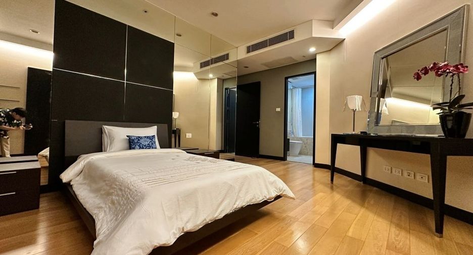 For rent 3 bedrooms condo in Pathum Wan, Bangkok