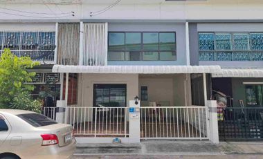 À vendre 3 chambres maison de ville à Bang Khae, Bangkok