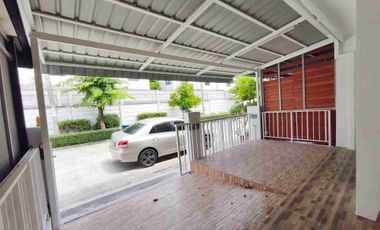 À vendre 3 chambres maison de ville à Bang Khae, Bangkok