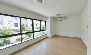 À vendre 3 chambres maison de ville à Bang Khae, Bangkok