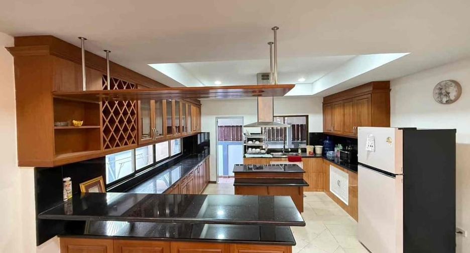 For sale 5 bedrooms villa in East Pattaya, Pattaya