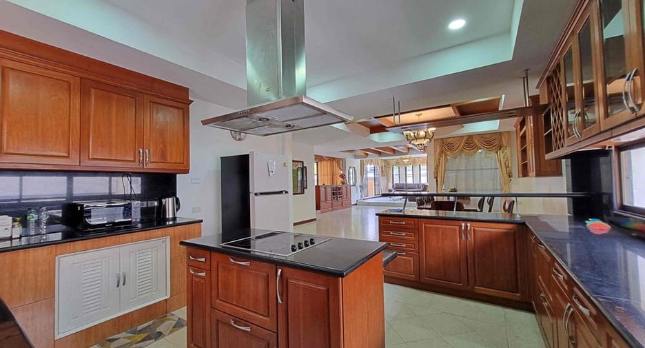 For sale 5 bedrooms villa in East Pattaya, Pattaya