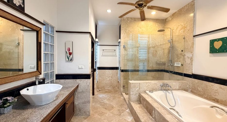 À louer 4 chambres villa à East Pattaya, Pattaya