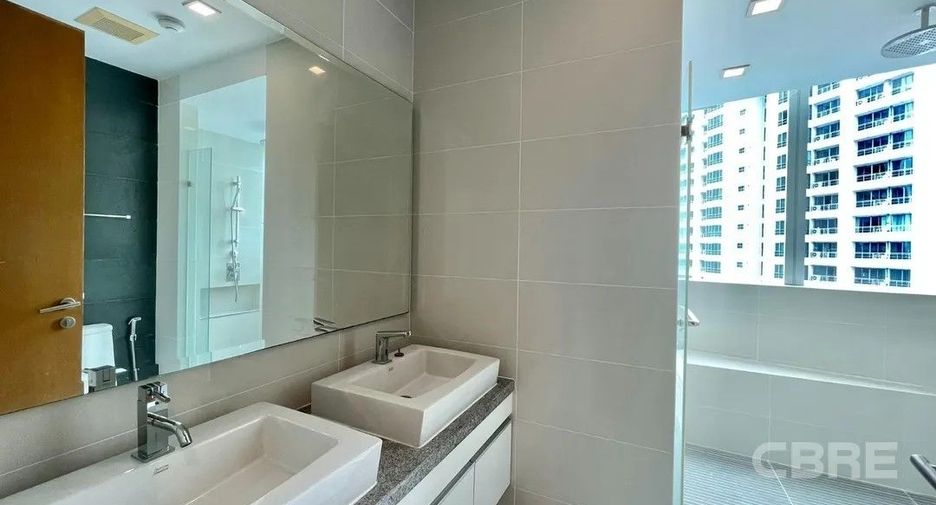 Condo en alquiler y en venta de 3 habitaciones en Khlong Toei, Bangkok