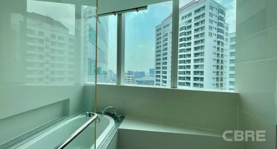 Condo en alquiler y en venta de 3 habitaciones en Khlong Toei, Bangkok