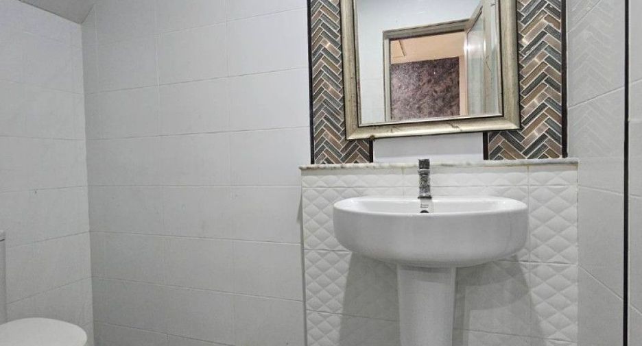 For sale 4 bedrooms townhouse in Mueang Samut Sakhon, Samut Sakhon