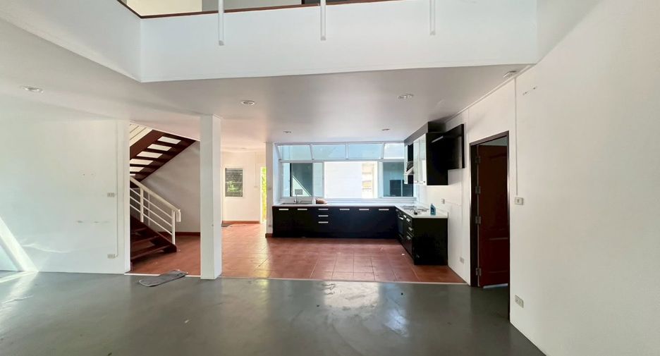 For rent 4 bedrooms house in Khlong Toei, Bangkok