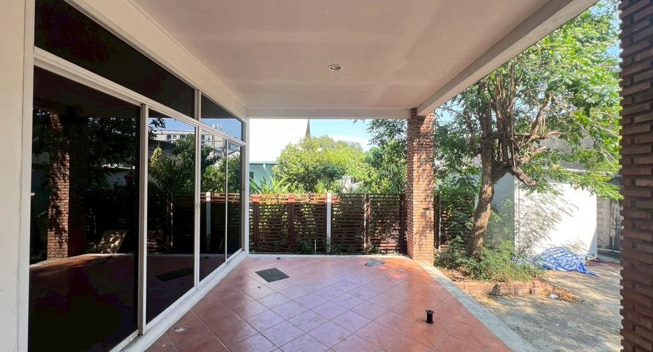 For rent 4 bedrooms house in Khlong Toei, Bangkok
