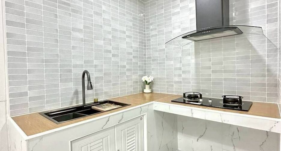For sale 2 bedrooms townhouse in Ban Bueng, Chonburi