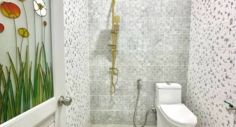 For sale 2 bedrooms townhouse in Ban Bueng, Chonburi